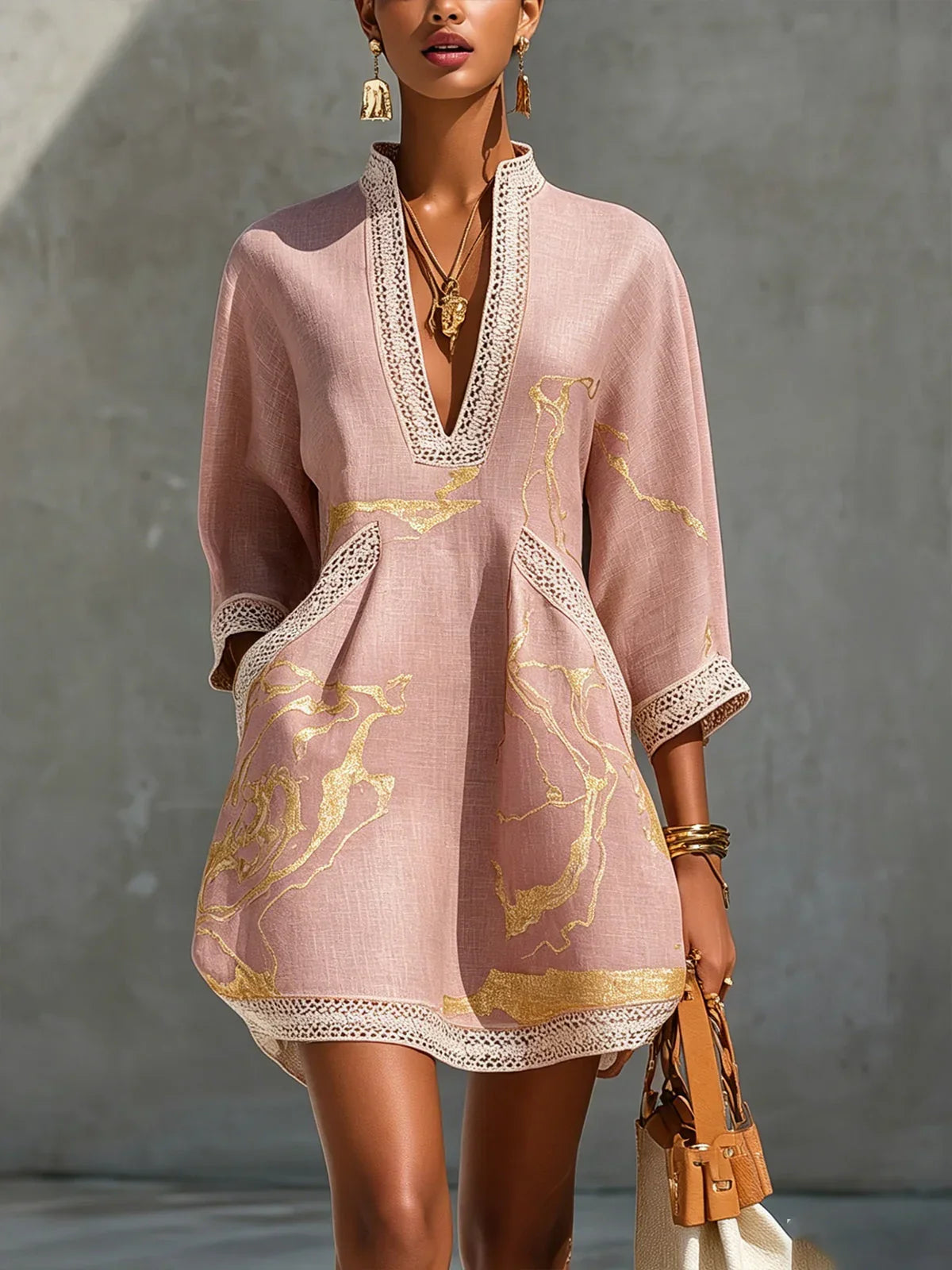 Silvia | Mini vestido preto com estampa mármore dourada e renda crochet